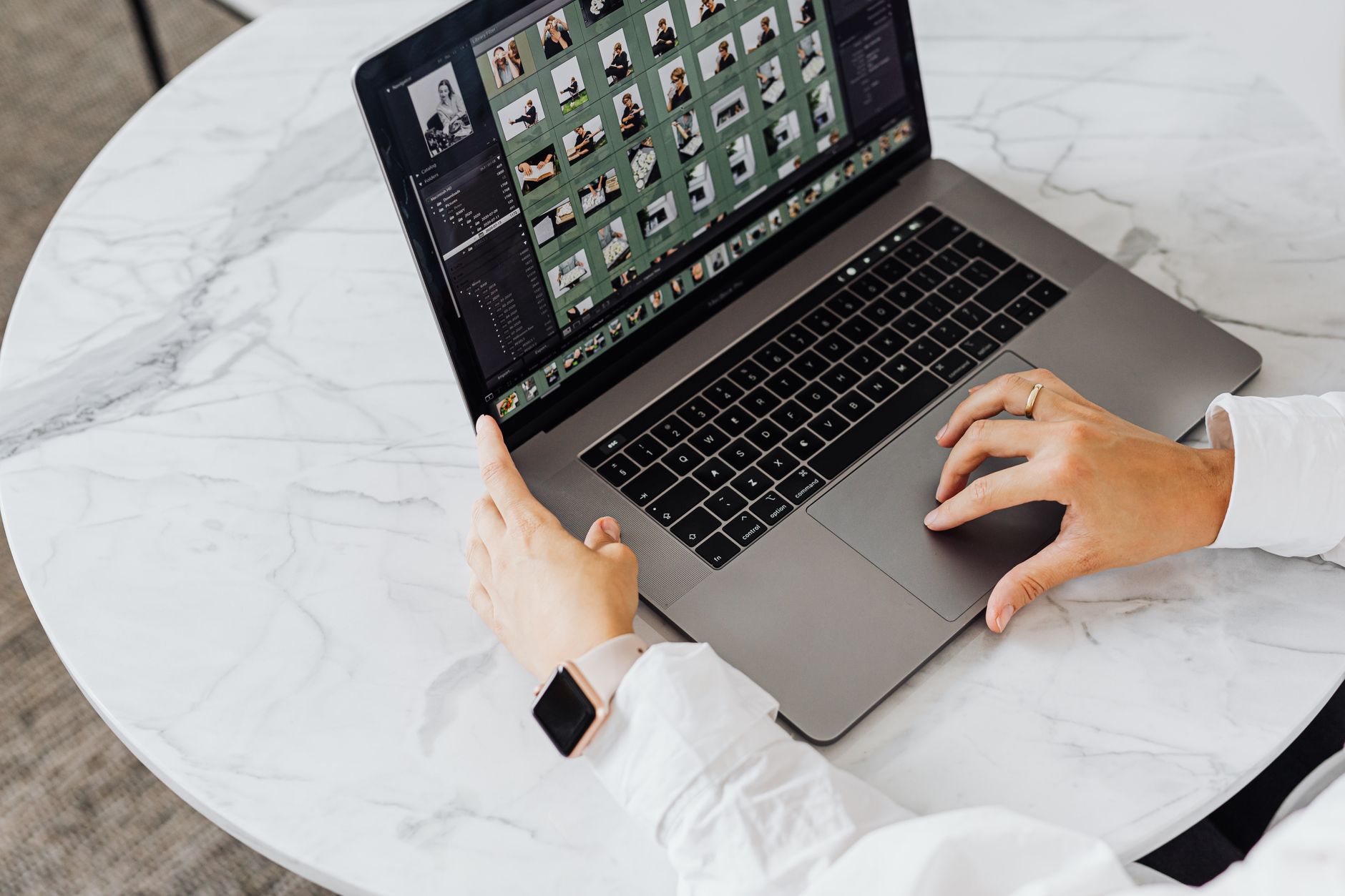 Profissional em Fresno usando aplicativo de timer no laptop para gerenciar tempo