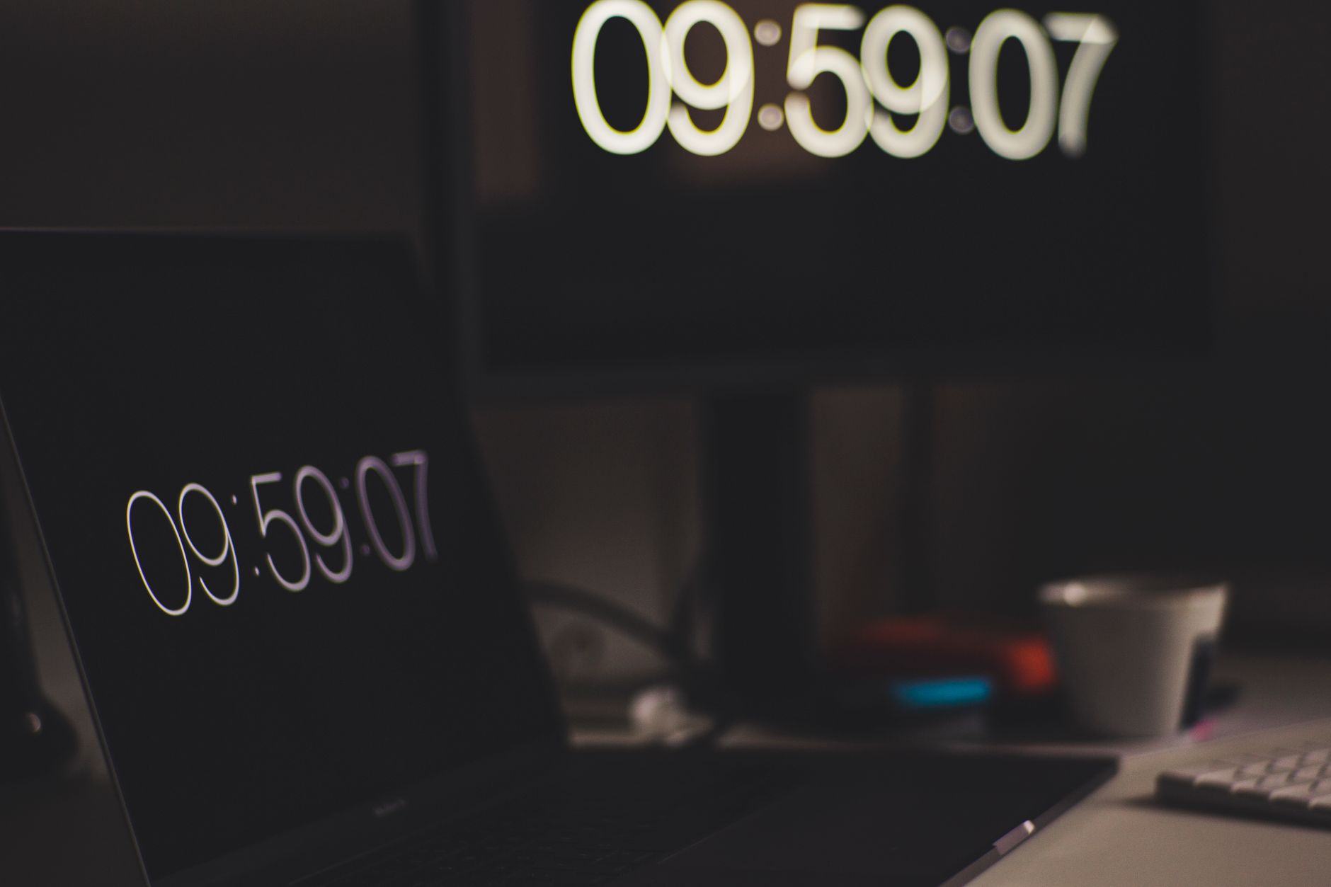Two digital screens showing 09:59:07, emphasizing time tracking with technology.