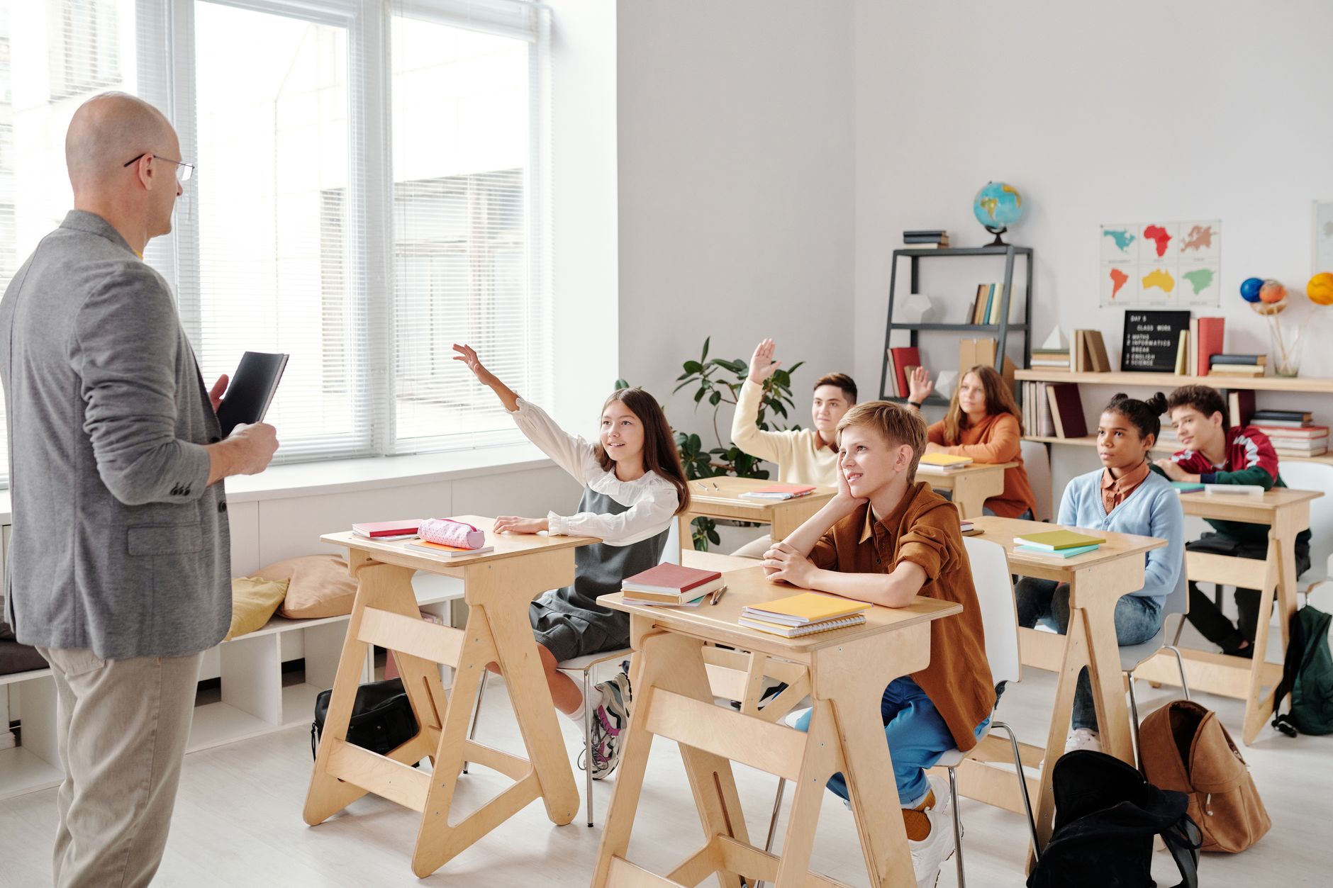 Alunos em aula de reforço escolar com professora em Anápolis