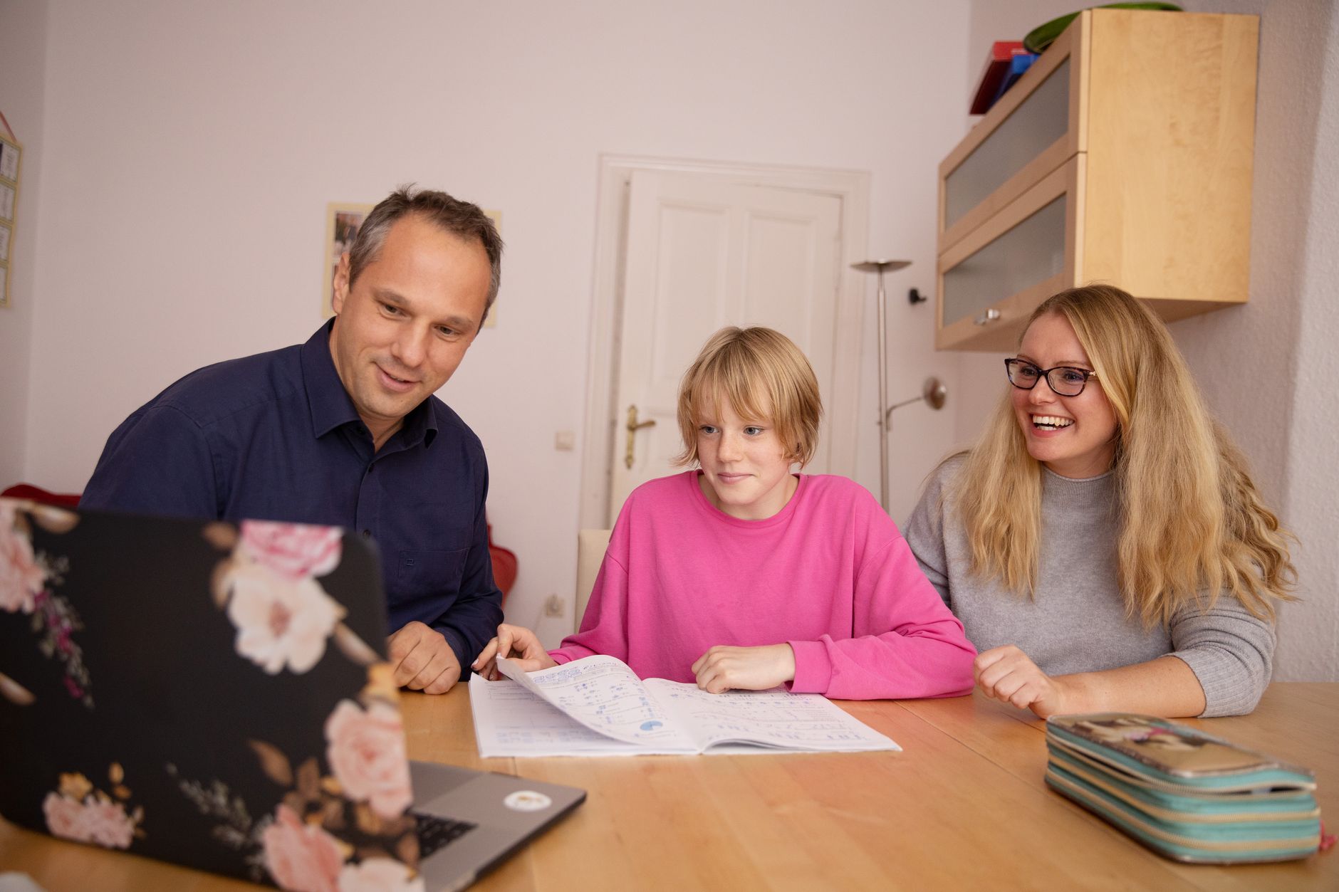 Pais preenchendo formulário de inscrição escolar