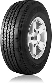 Detalhe dos sulcos e banda de rodagem de um pneu Bridgestone 225 55 R18