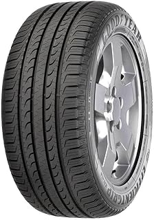 SUV equipado com pneus 215/60 R17 em pista molhada