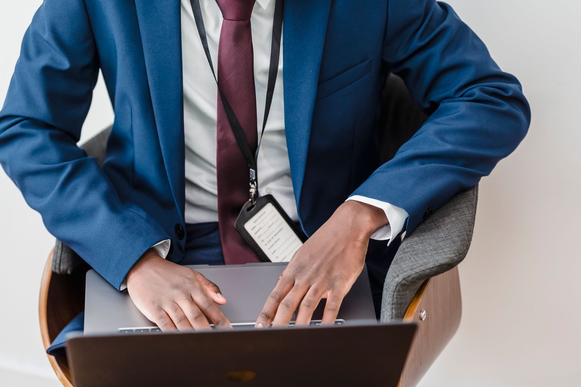 Trabalhadores da construção civil registrando ponto em tablet