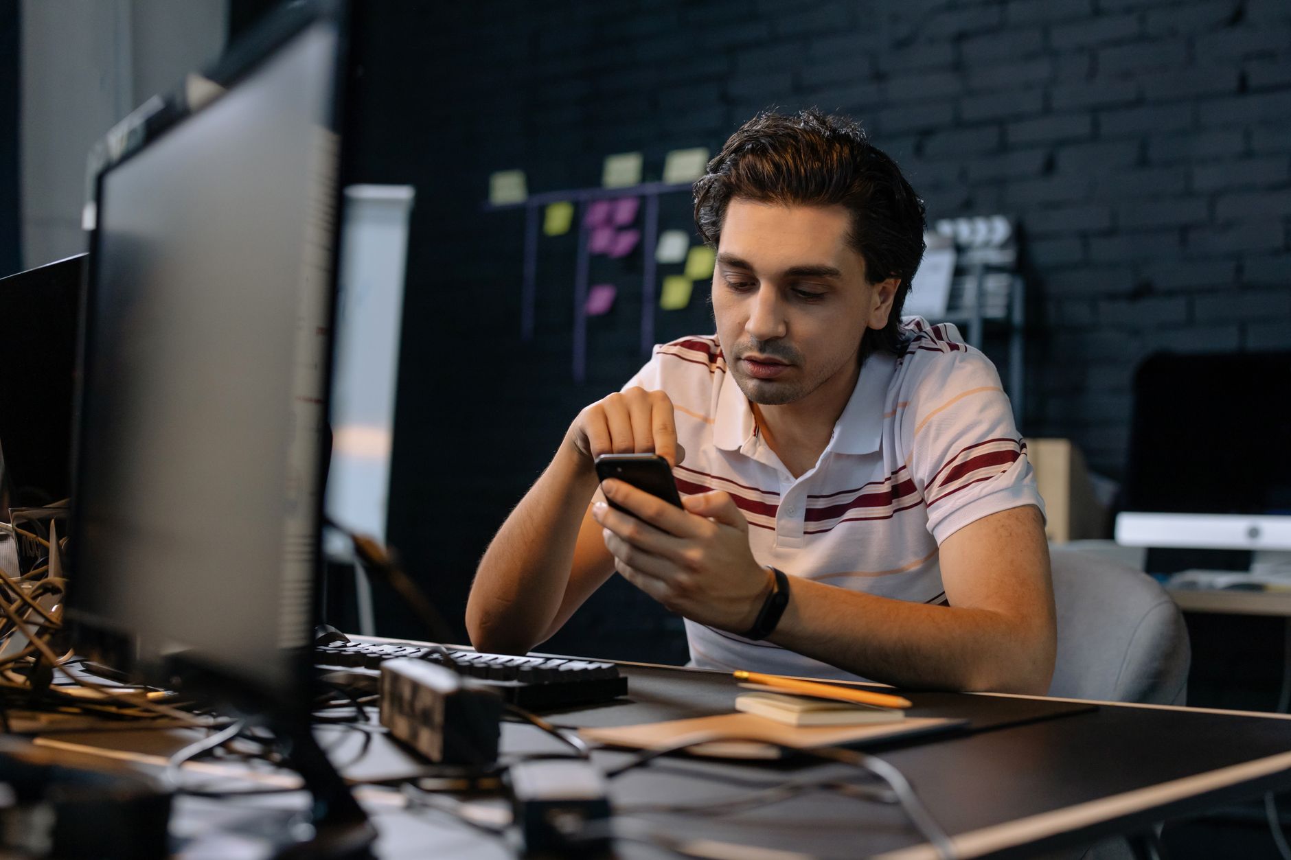 Funcionário registrando ponto eletrônico em aplicativo mobile