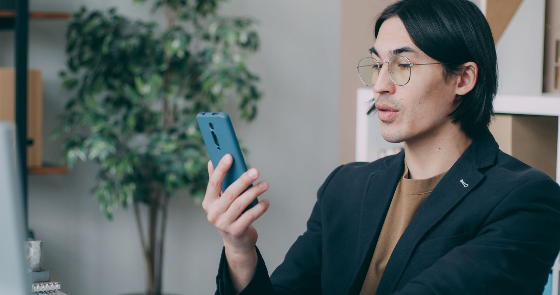 Trabalhadores da construção usando aplicativo de ponto eletrônico no celular