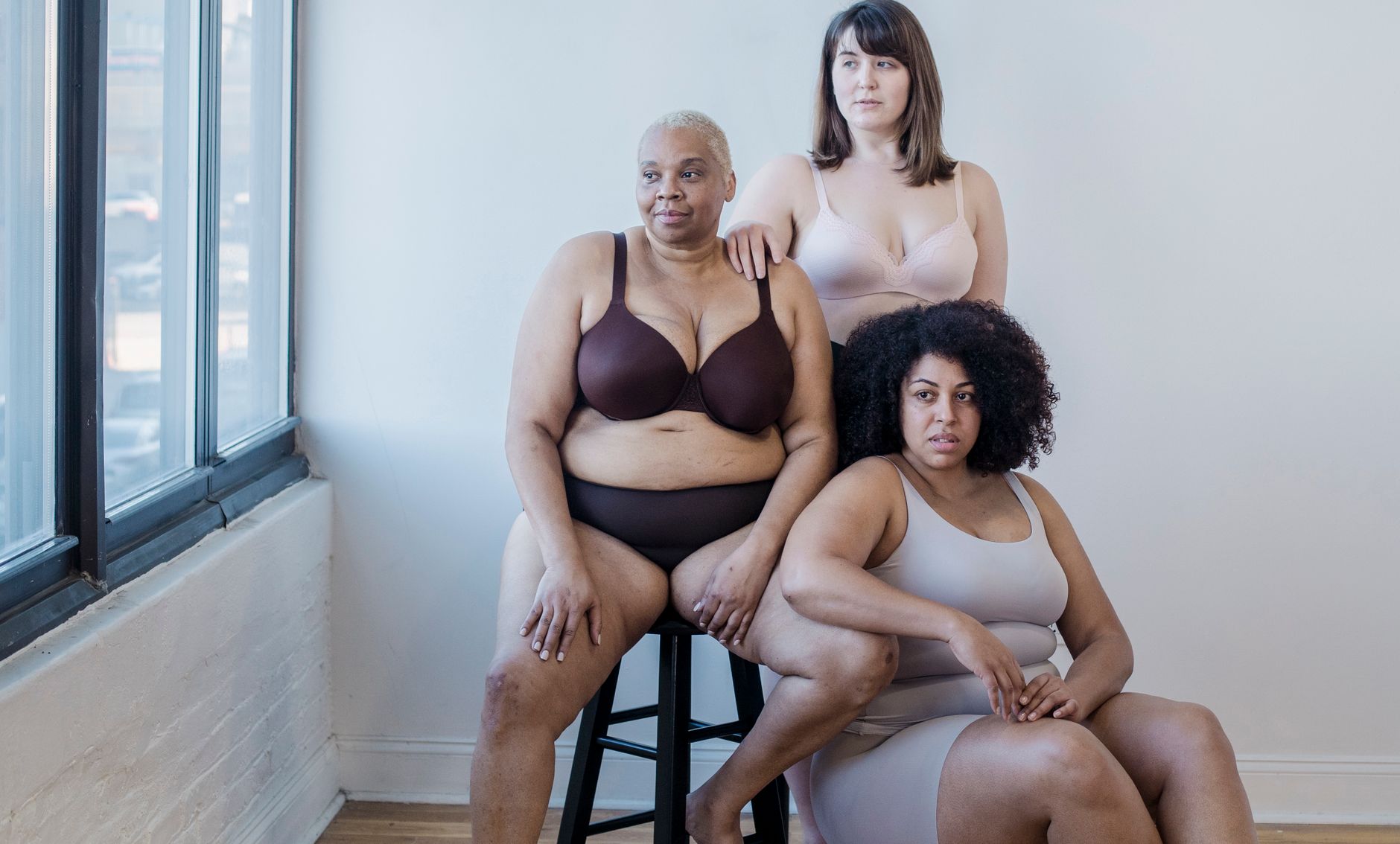 Mulher plus size experimentando sutiã de alta sustentação