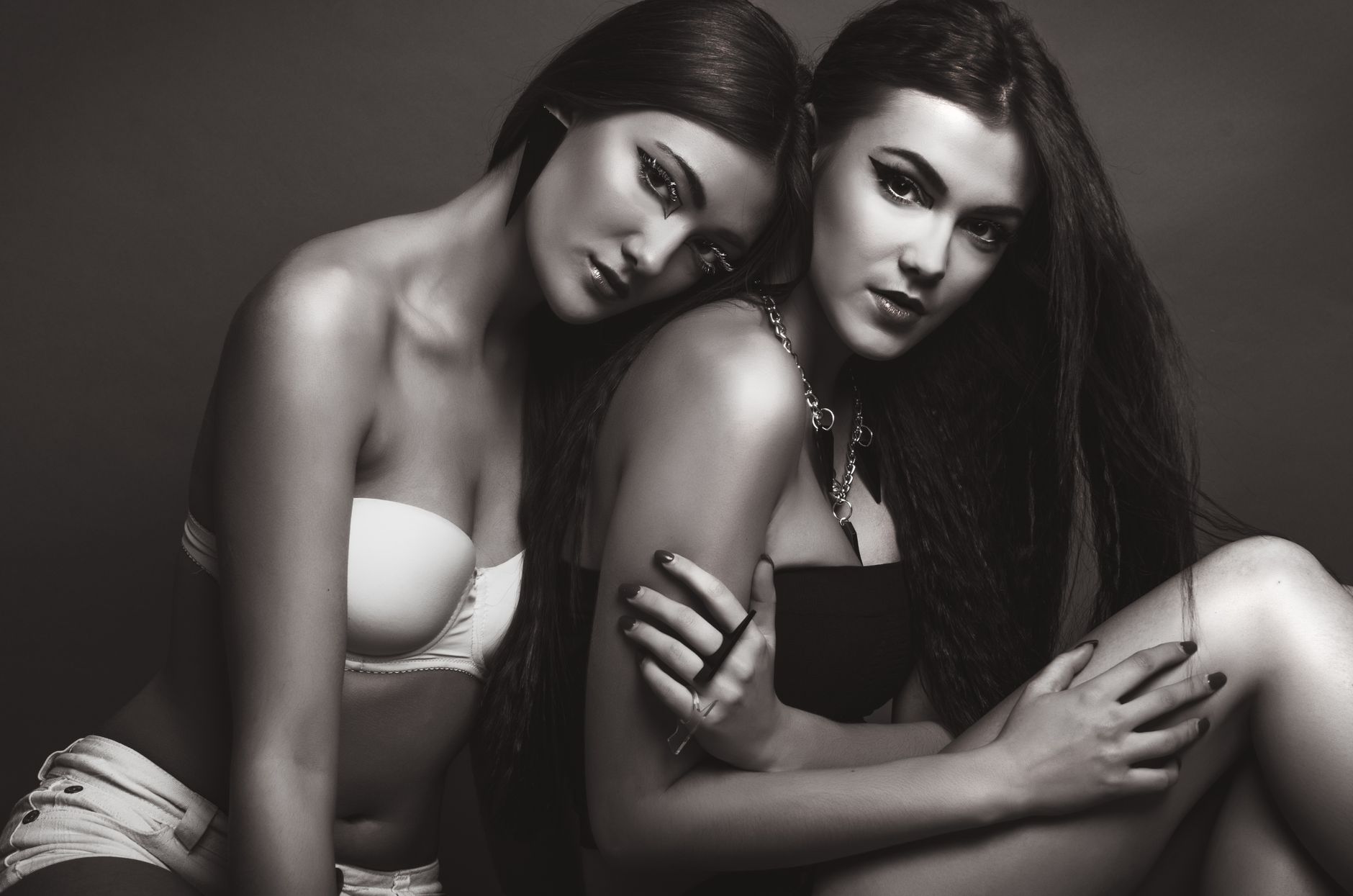 Mulher analisando diferentes modelos de calcinha em uma loja especializada