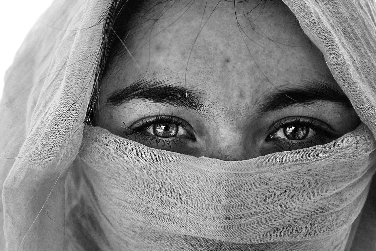Mulher tocando diferentes texturas de tecido