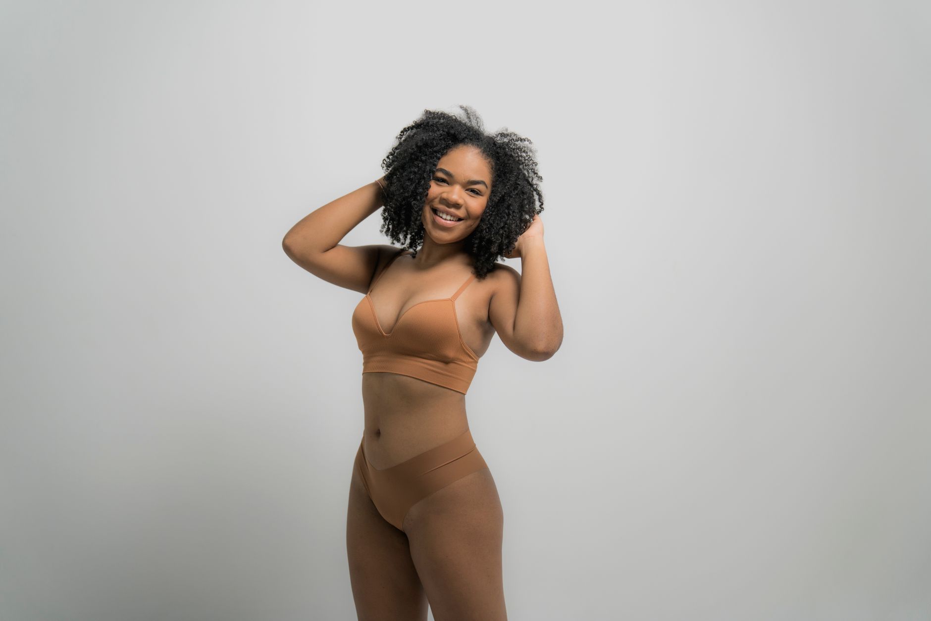 Mulher sorrindo usando sutiã sem aro confortável