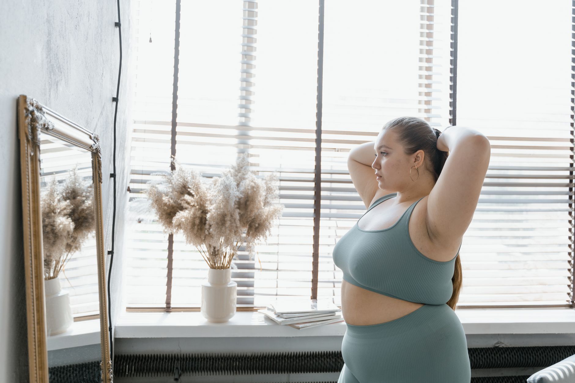 Mulher plus size usando cinta liga e meia preta