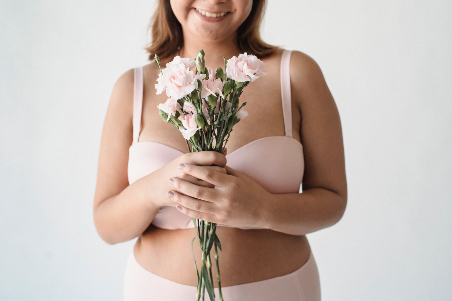 Detalhes da estrutura de um sutiã plus size com alças largas e costuras reforçadas