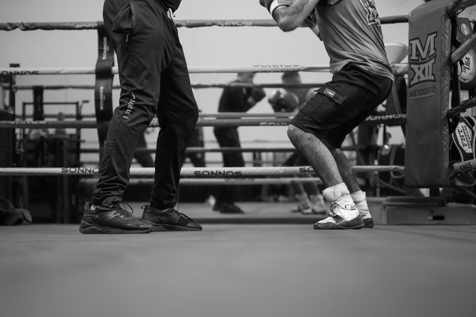Monochrome image of a focused boxing training session in a Buenos Aires gym.