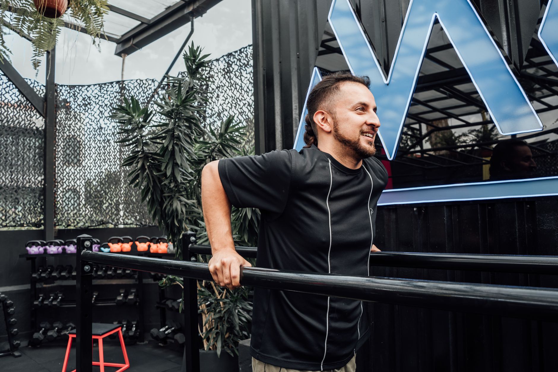Adult man working out outdoors in Mexico City gym, focused on fitness goals.