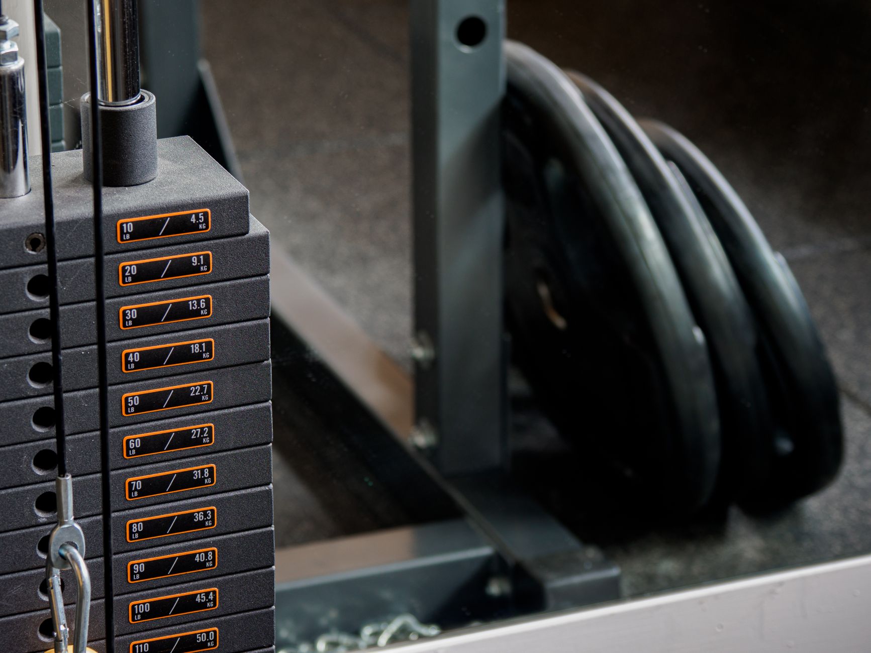 Smith machine em academia de Fortaleza, equipamento de musculação com barra guiada