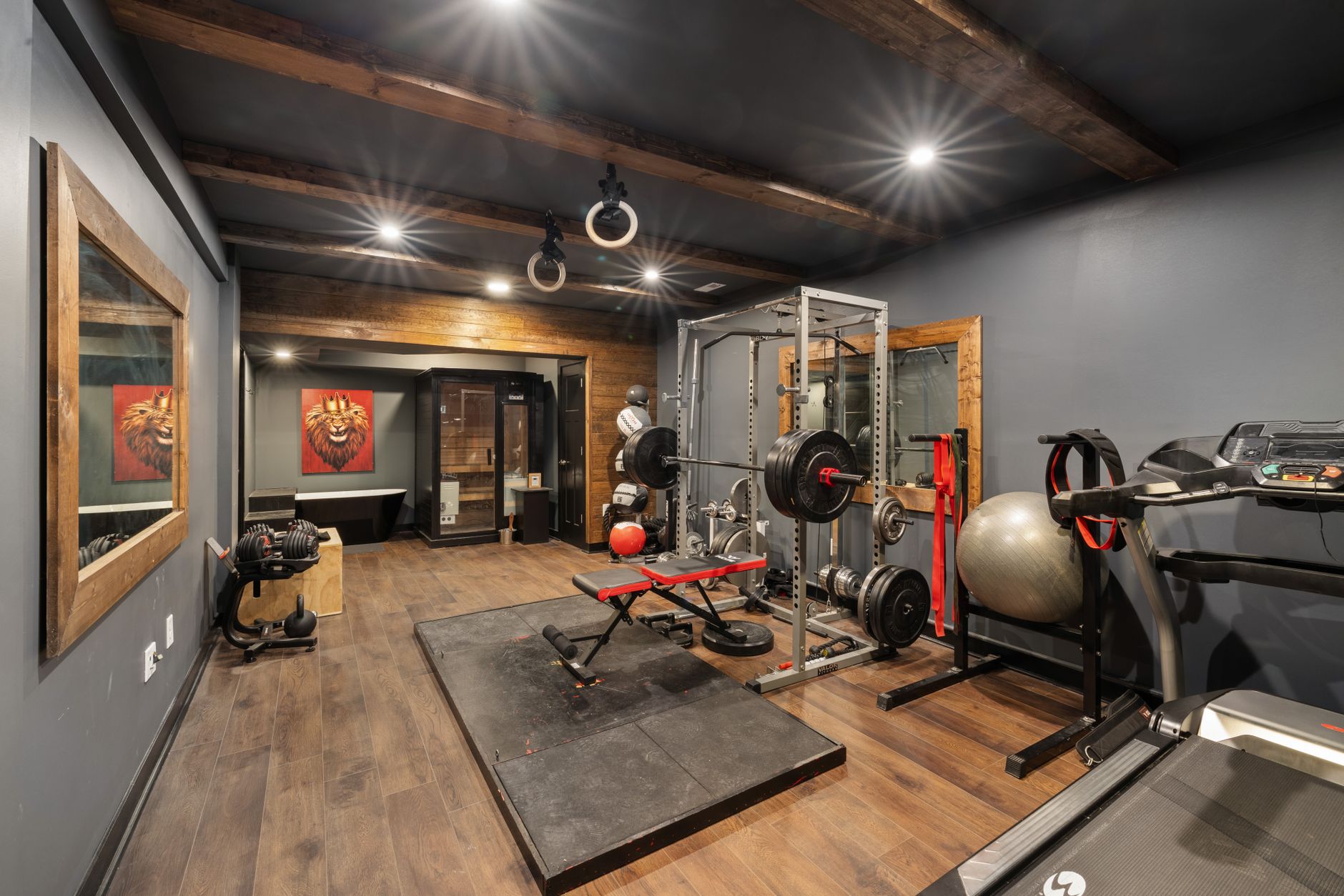 Trabalhadores na fábrica da Lion Fitness