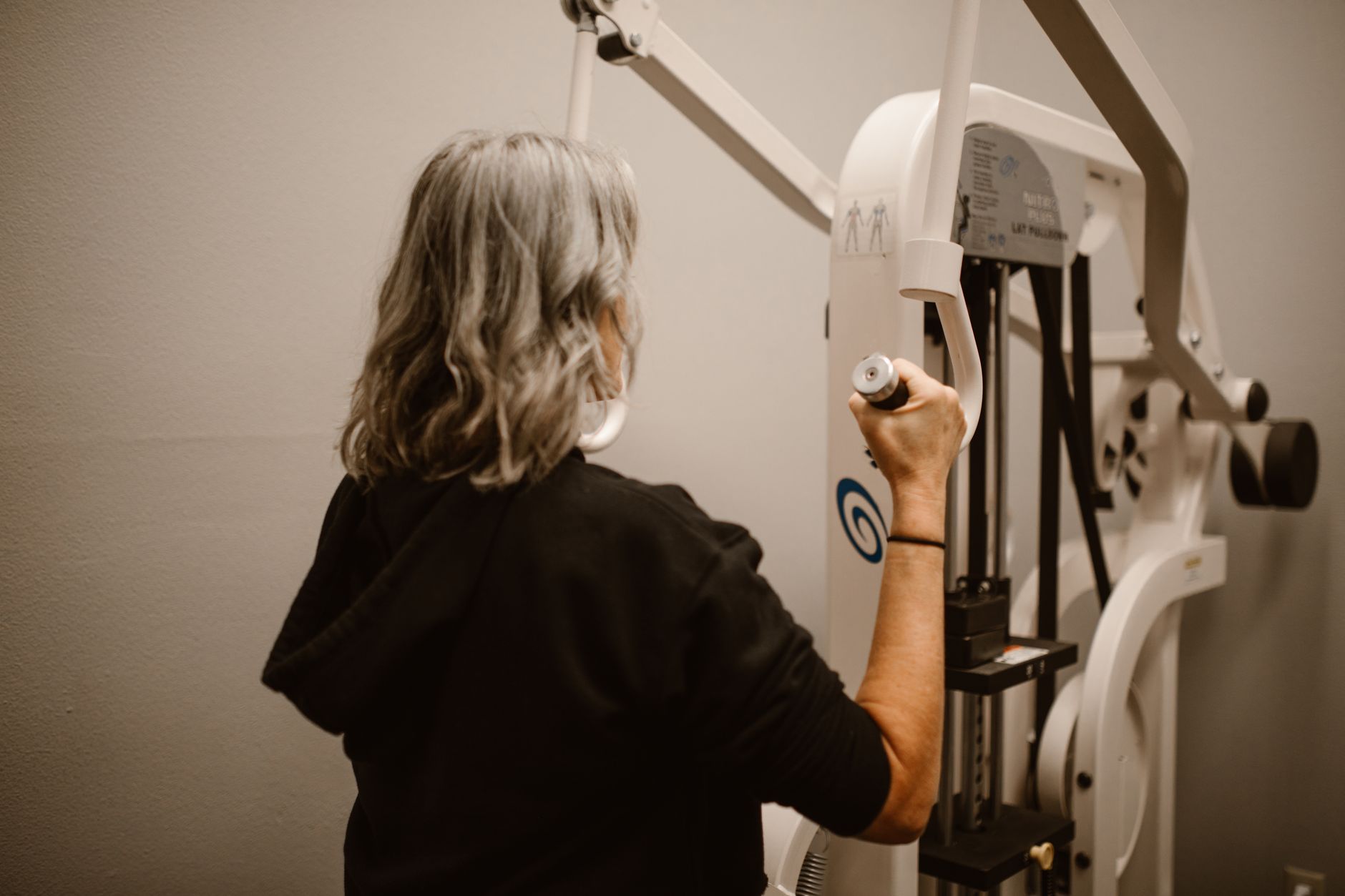 Pessoa realizando agachamento na smith machine em academia de Fortaleza