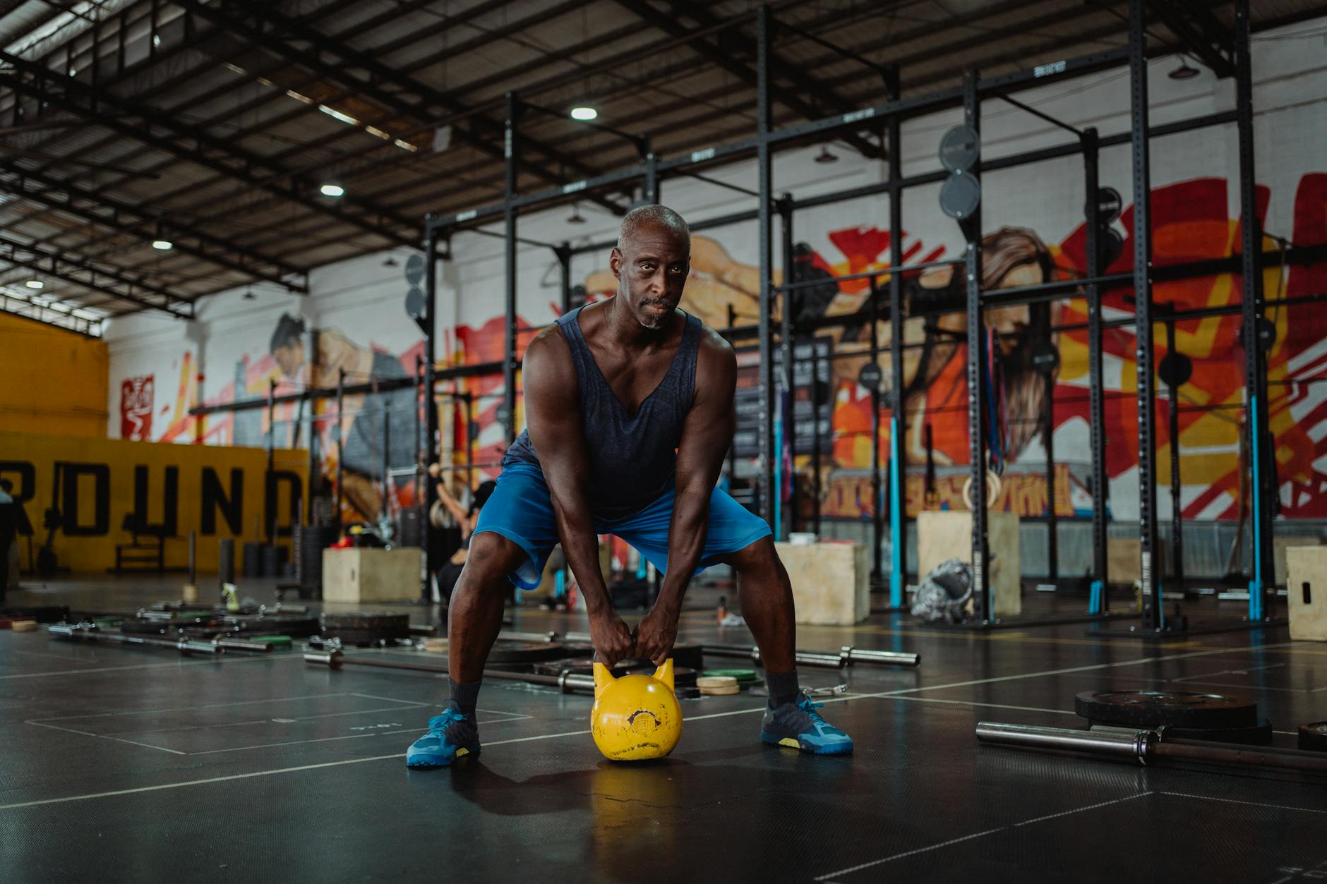 Atleta iniciante fazendo swings com kettlebell CrossFit