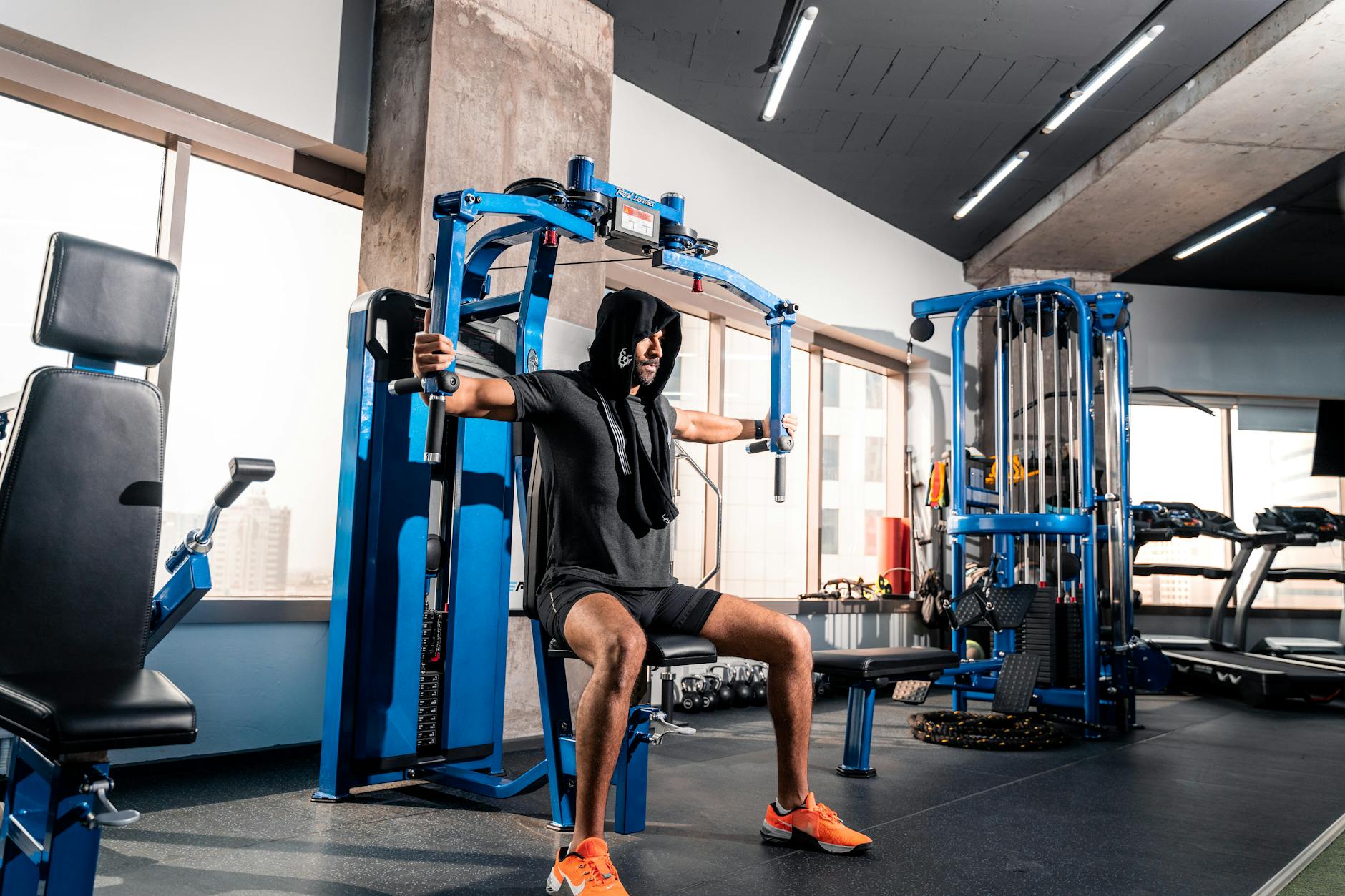 Máquinas de musculação profissionais em academia moderna