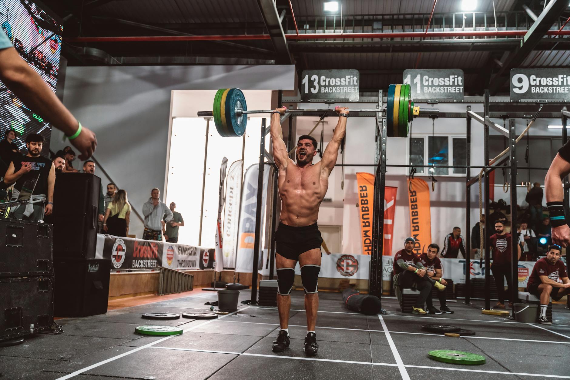 Atletas CrossFit treinando com pesos livres