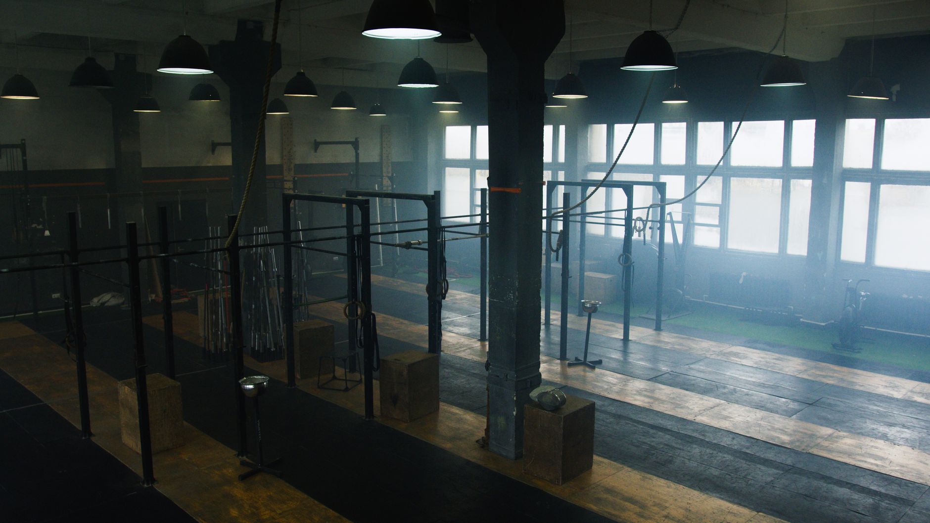 Smith machine profissional em academia com peso e estrutura de aço