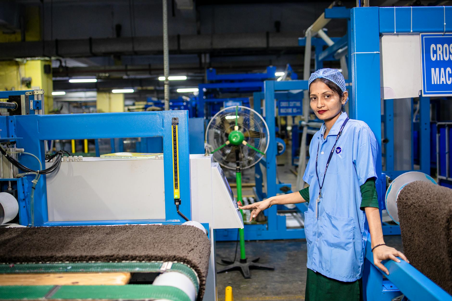 Trabalhadores montando máquinas de academia em fábrica