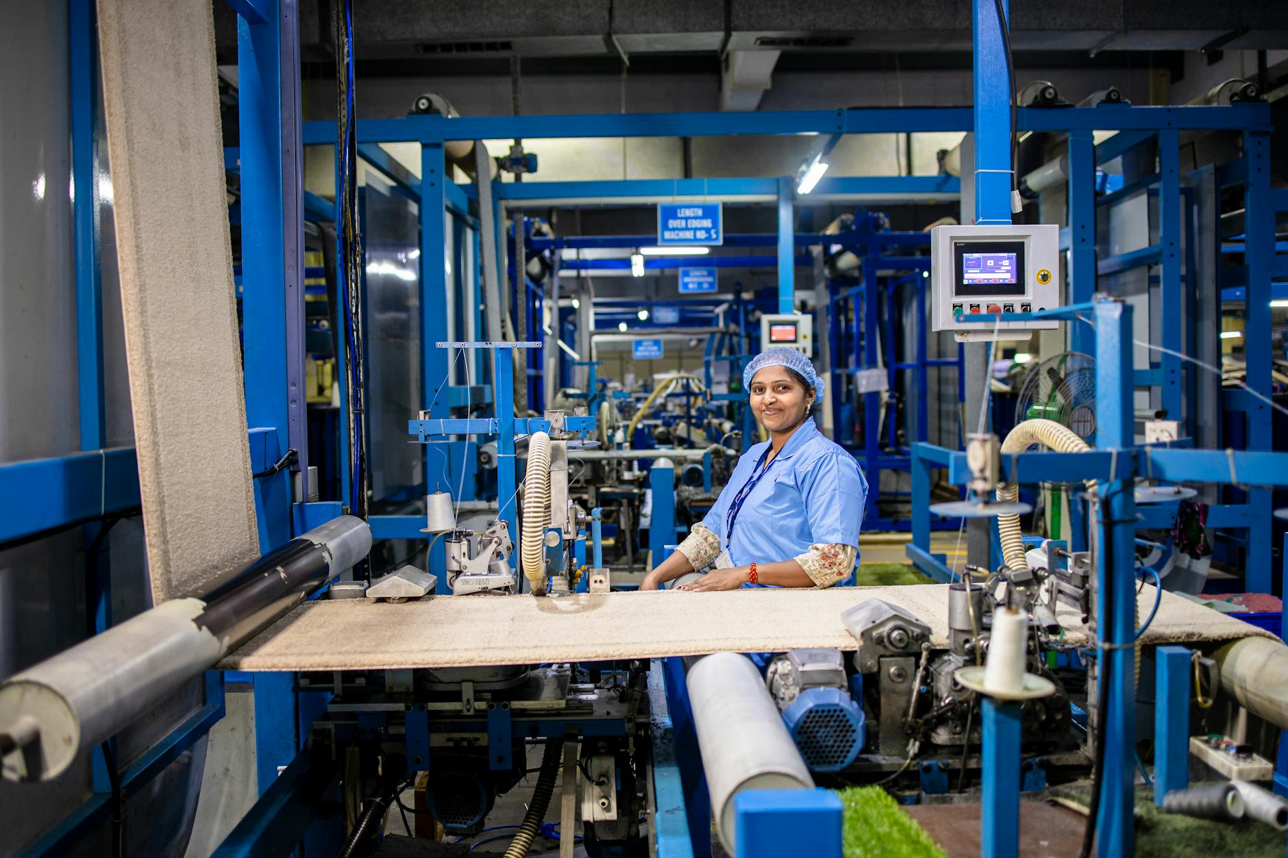 Trabalhadores montando máquinas de academia em fábrica