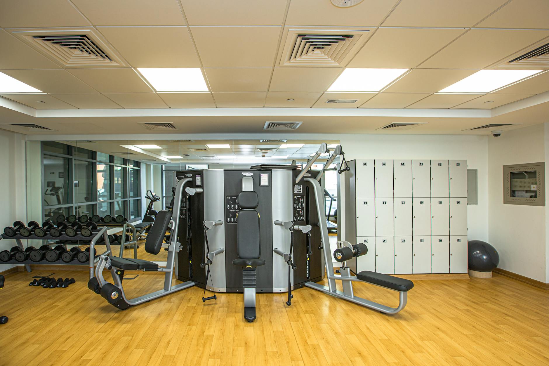 Academia moderna com equipamentos completos em operação