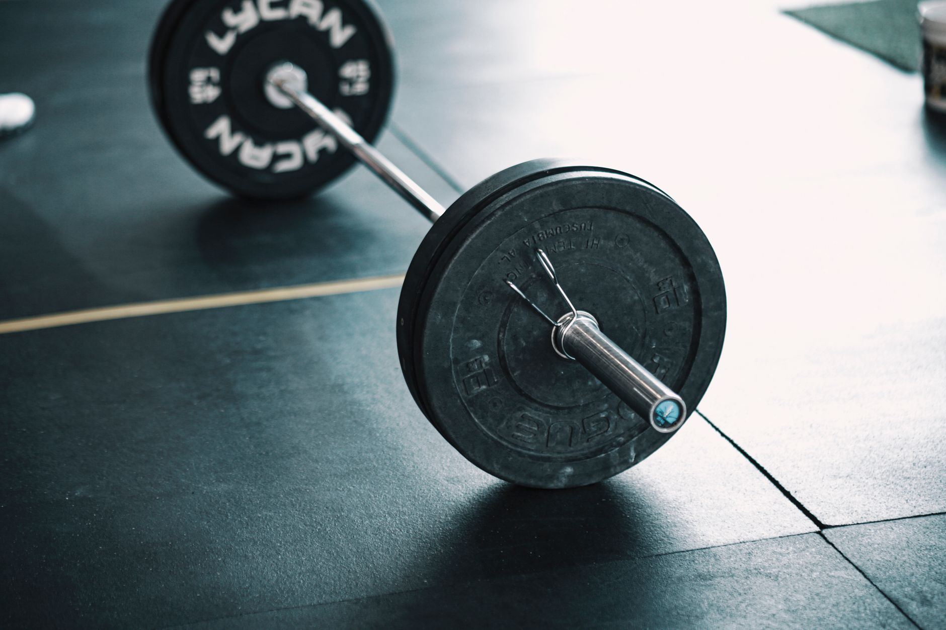 Linha de produção de equipamentos fitness em fábrica brasileira