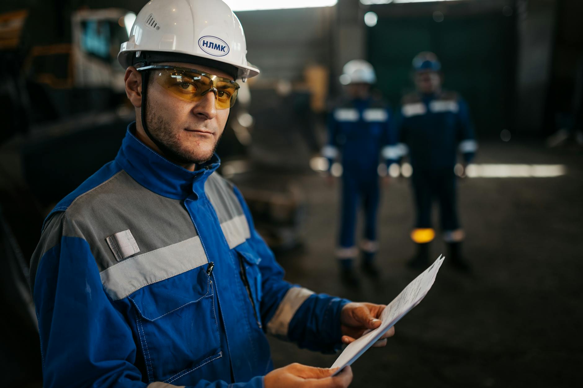 Engenheiros inspecionando linha de produção de aparelhos gym