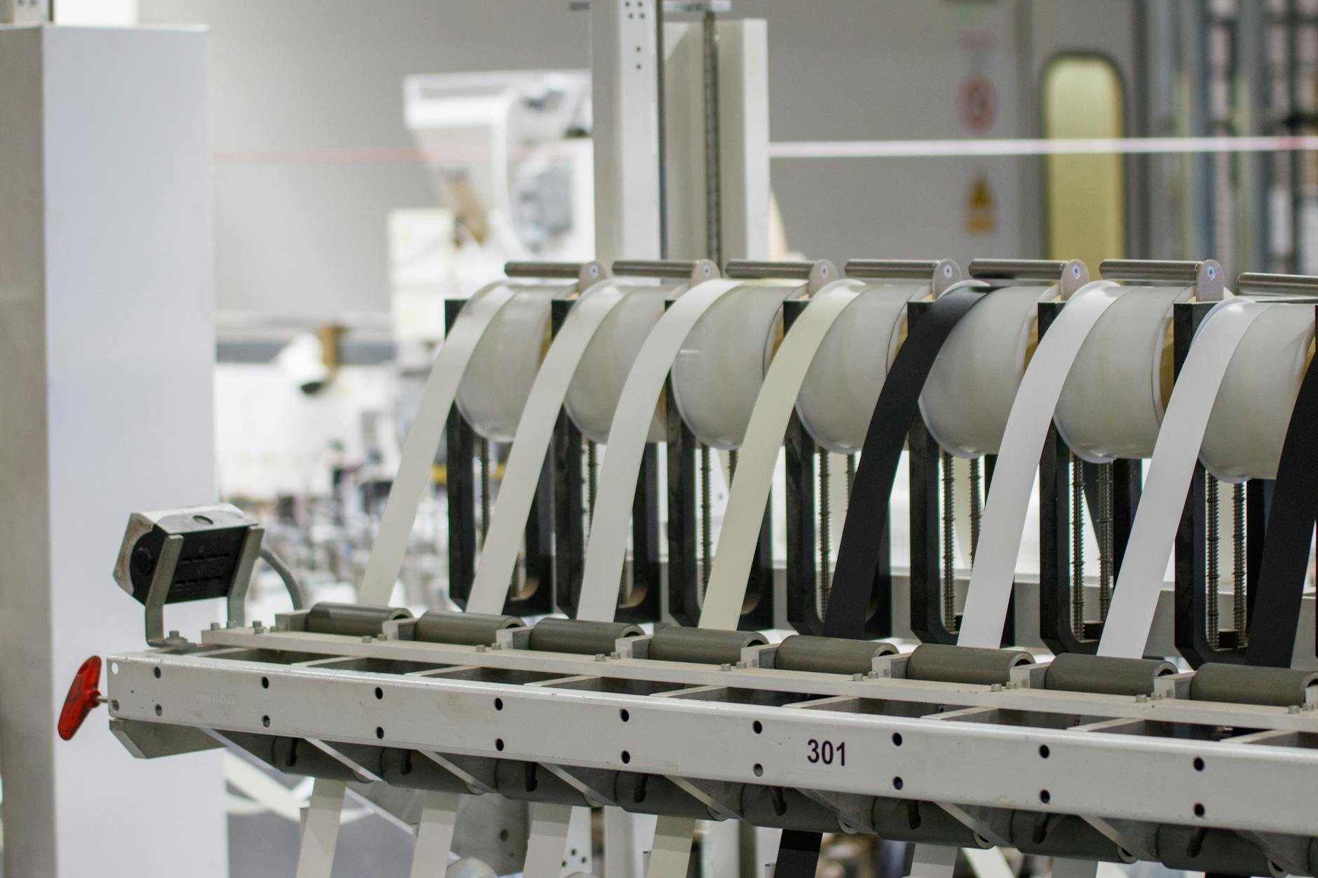 Fábrica produzindo equipamentos de musculação profissionais