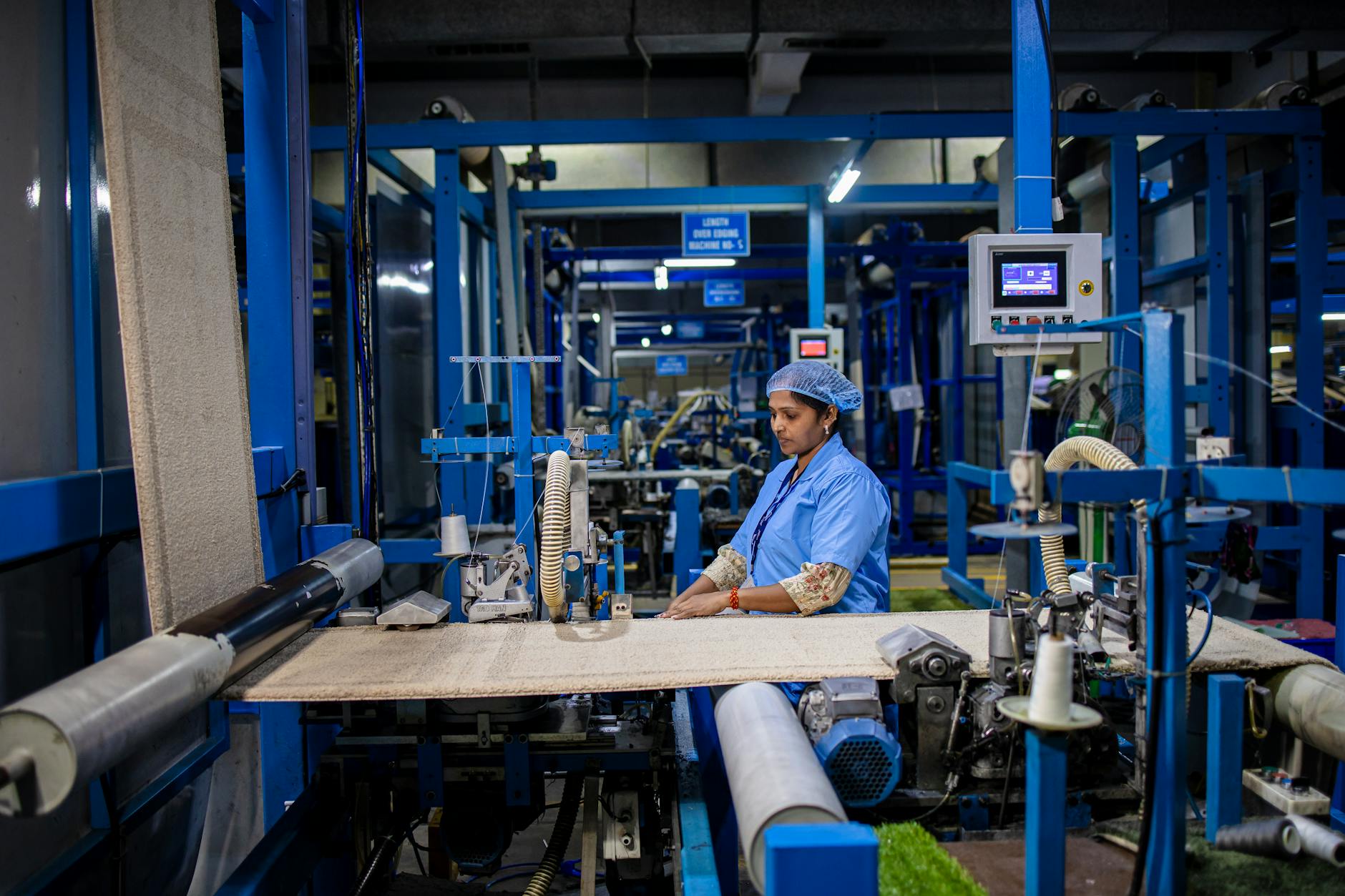 Fábrica montando equipamentos de força gym profissionais