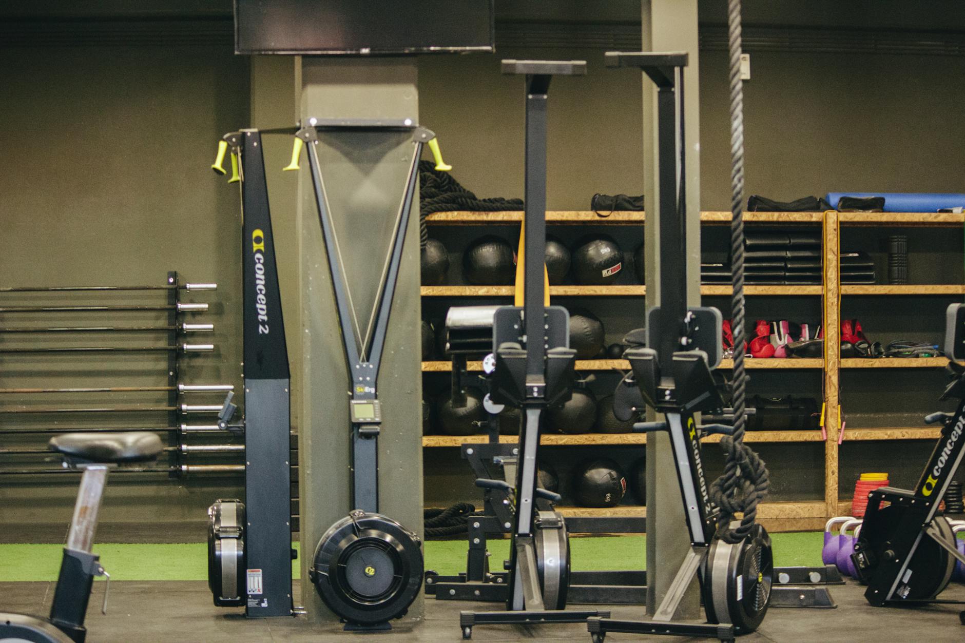 Alunos usando remo-ergométrico em academia em João Pessoa