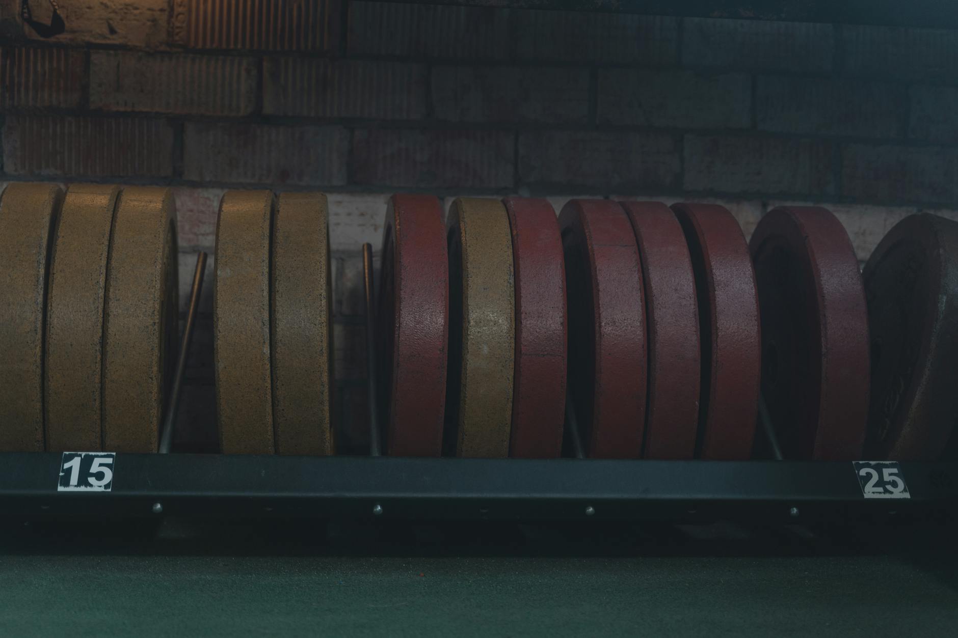 Máquinas de peso livre resistentes em academia profissional