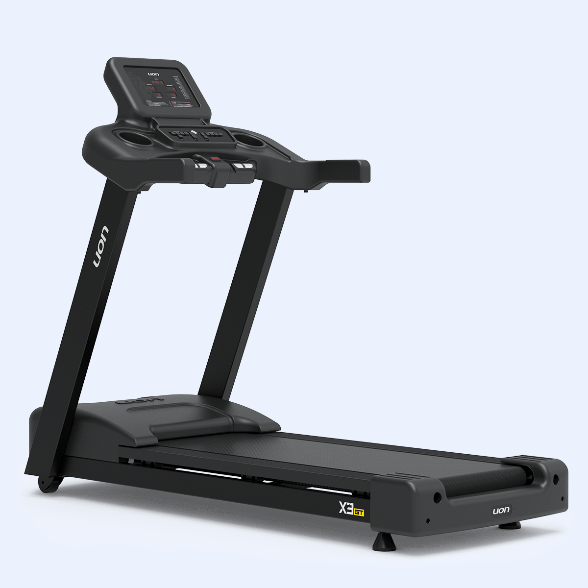 Atleta usando esteira profissional em academia de Campinas