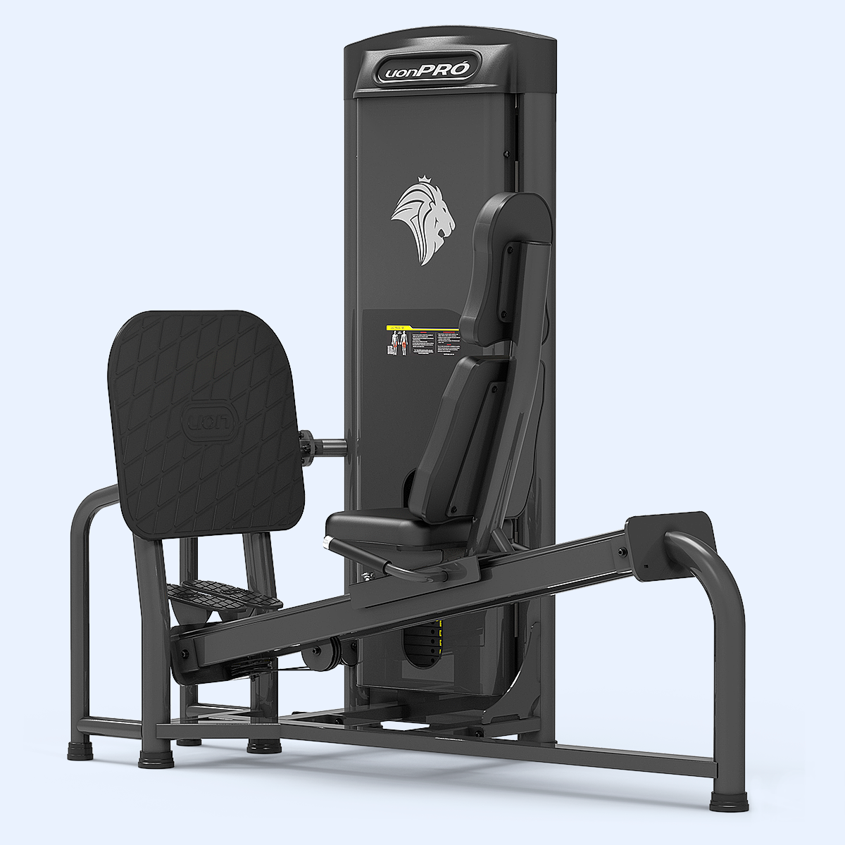 Instrutor ajustando máquina de press para peito em academia