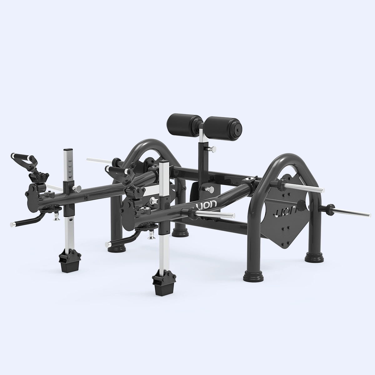 Pessoas diversas treinando em academia equipada