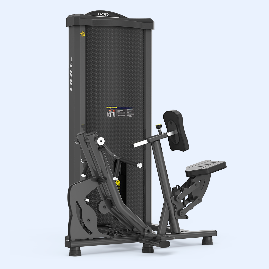 Equipamentos de musculação em uma academia moderna