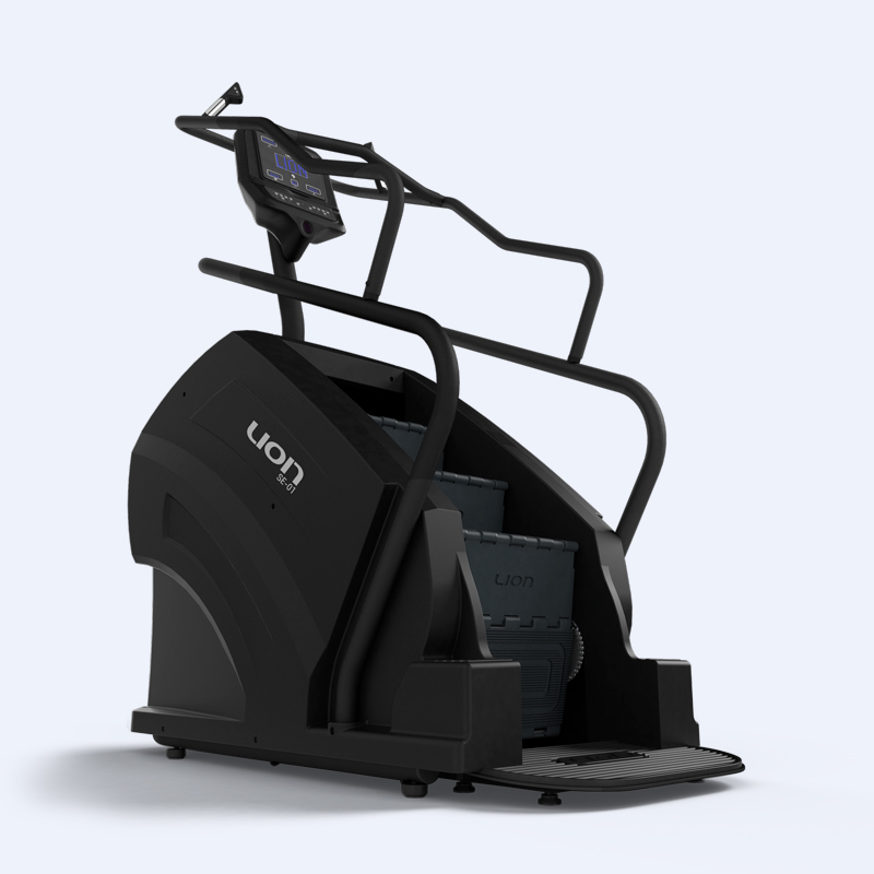 Técnicos instalando equipamentos de musculação profissional em academia