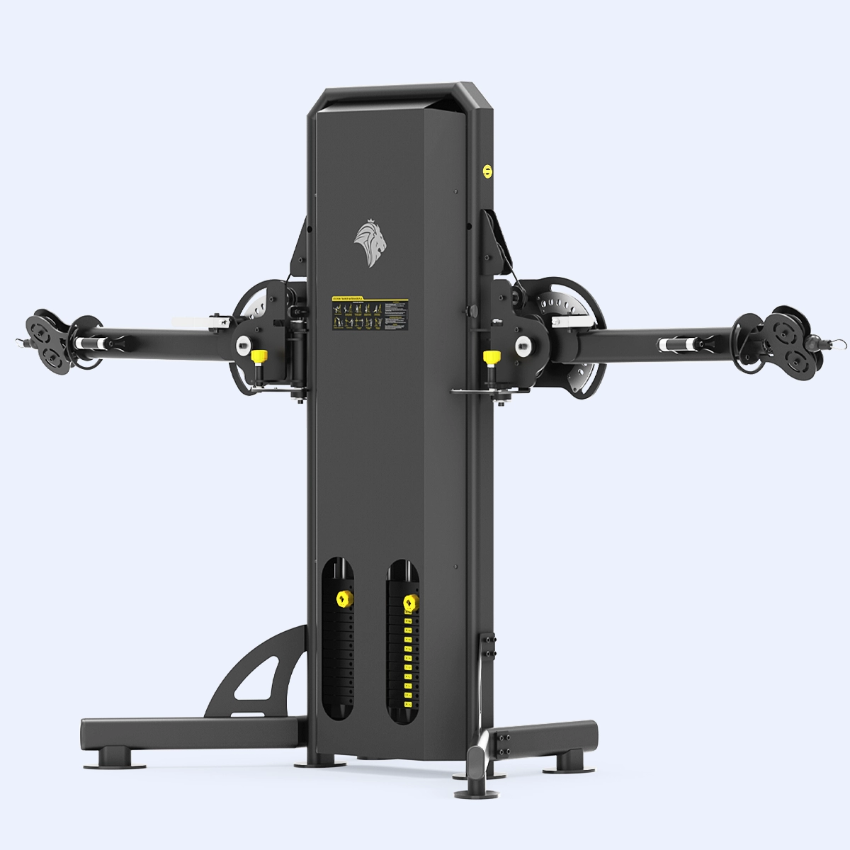 Treinador comparando halteres de peso livre em academia