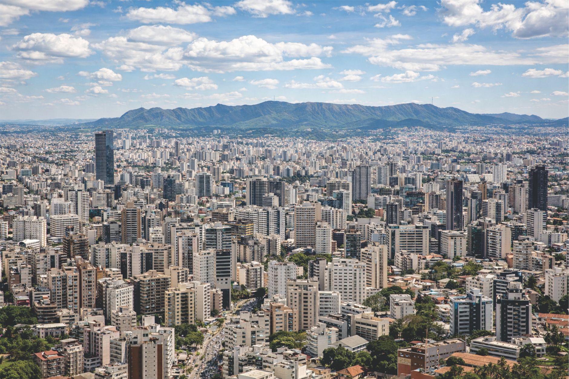 Stunning aerial view of Belo Horizonte cityscape with surrounding mountain range.