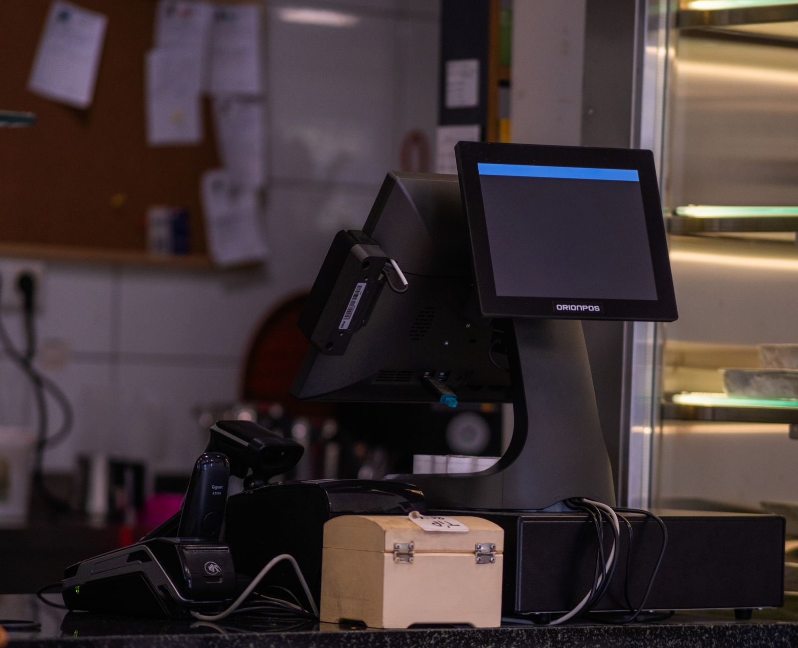 A modern point of sale system setup in an İzmir café, ready for transactions.