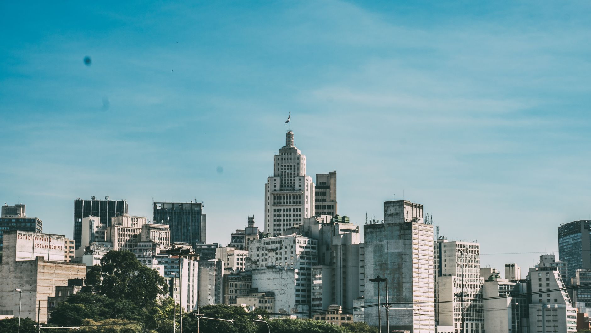 Daytime view of São Paulo skyline featuring iconic buildings under a clear blue sky.