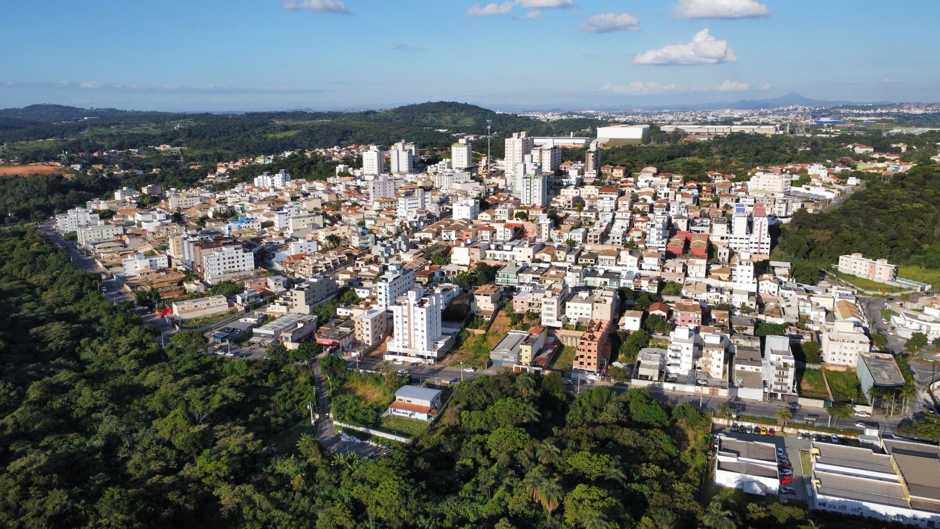 Aerial view showcasing the dense urban landscape of Belo Horizonte, Brazil.