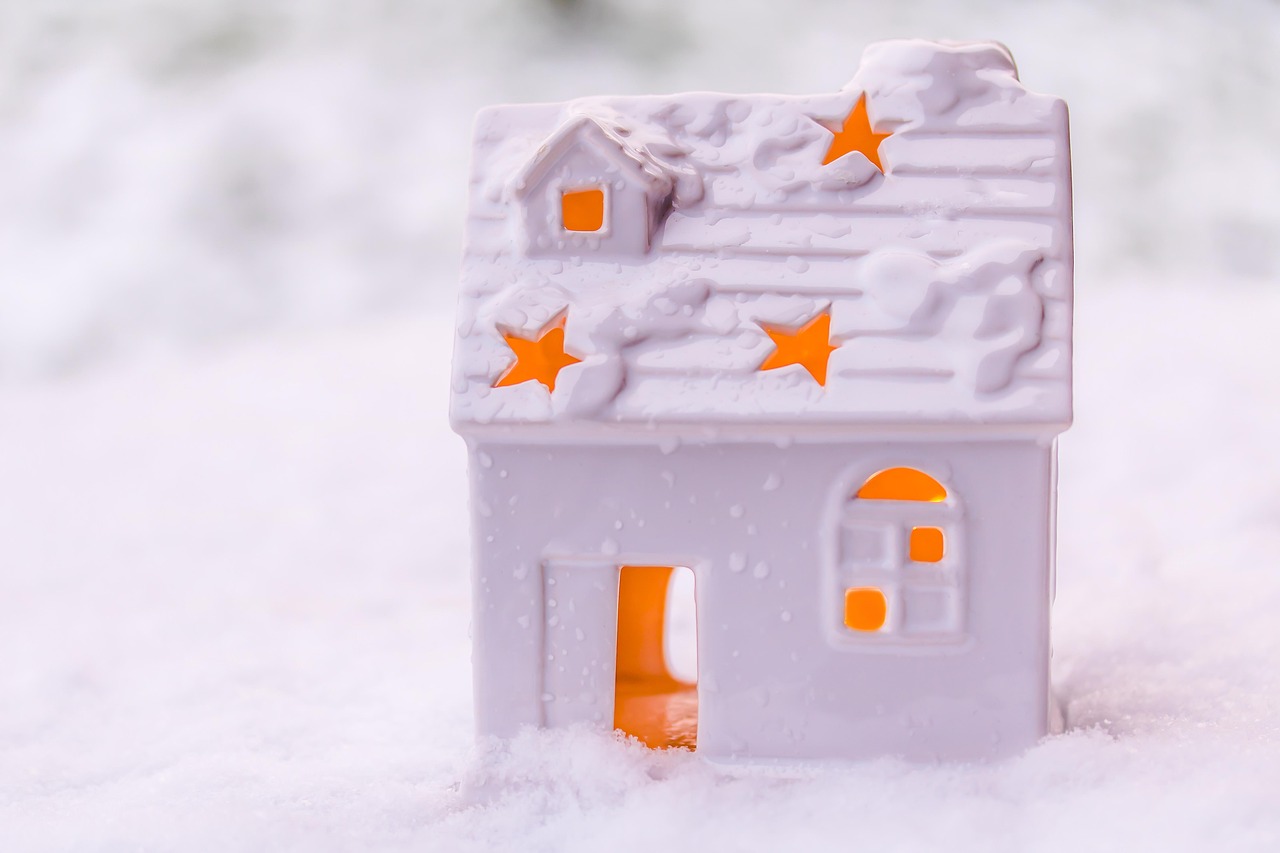 house, porcelain, pre-christmas time, advent season, window, door, stars, illuminated, in the snow, wet, drops, deco, christmas decoration, warm, bright, white