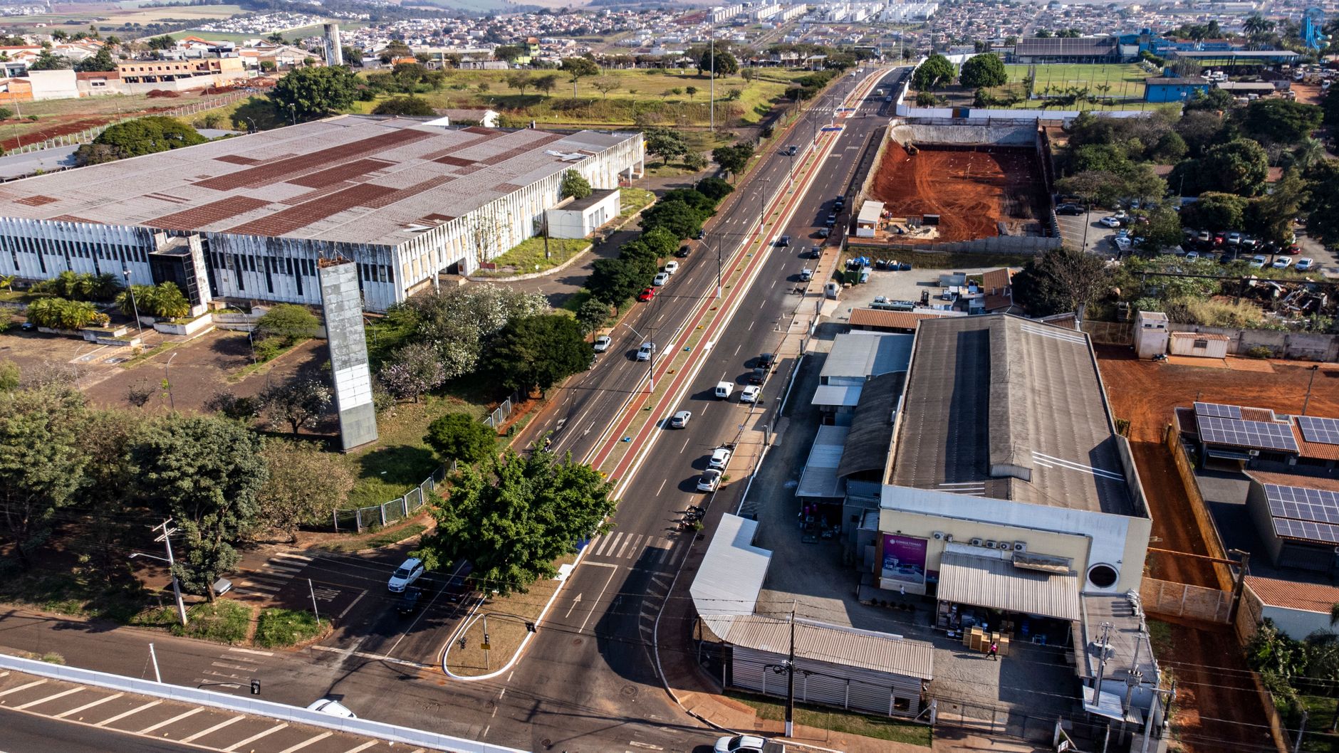 Aerial shot of Londrina cityscape featuring roads, buildings, and greenery.