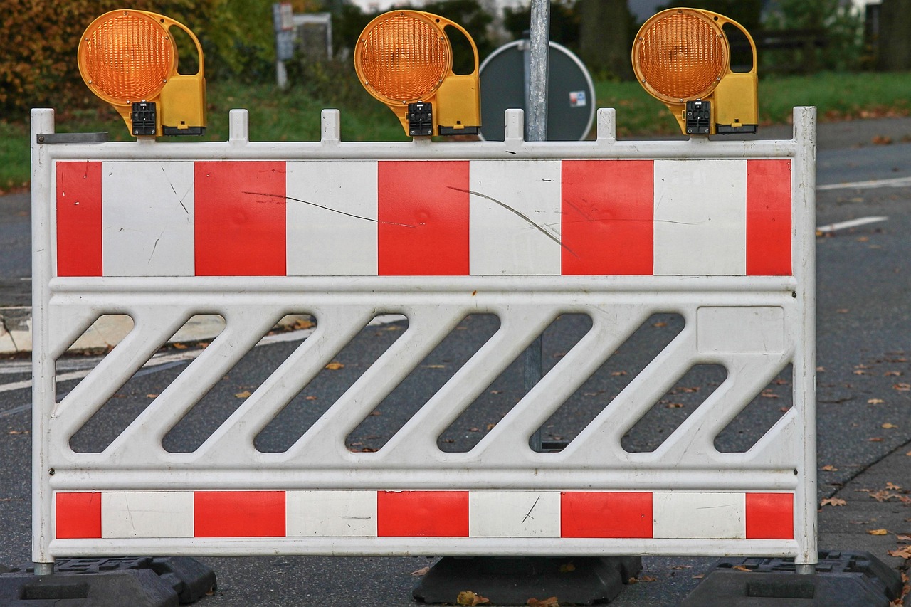 roadblock, locked, construction site, warning lights, blocking, road, road transport, construction fence, building, caution, shining, signal, yellow, drive through, forbidden, symbol, security, red, traffic, barrier, obstacle, traffic sign, blockade, roadblock, roadblock, roadblock, roadblock, roadblock, barrier, obstacle