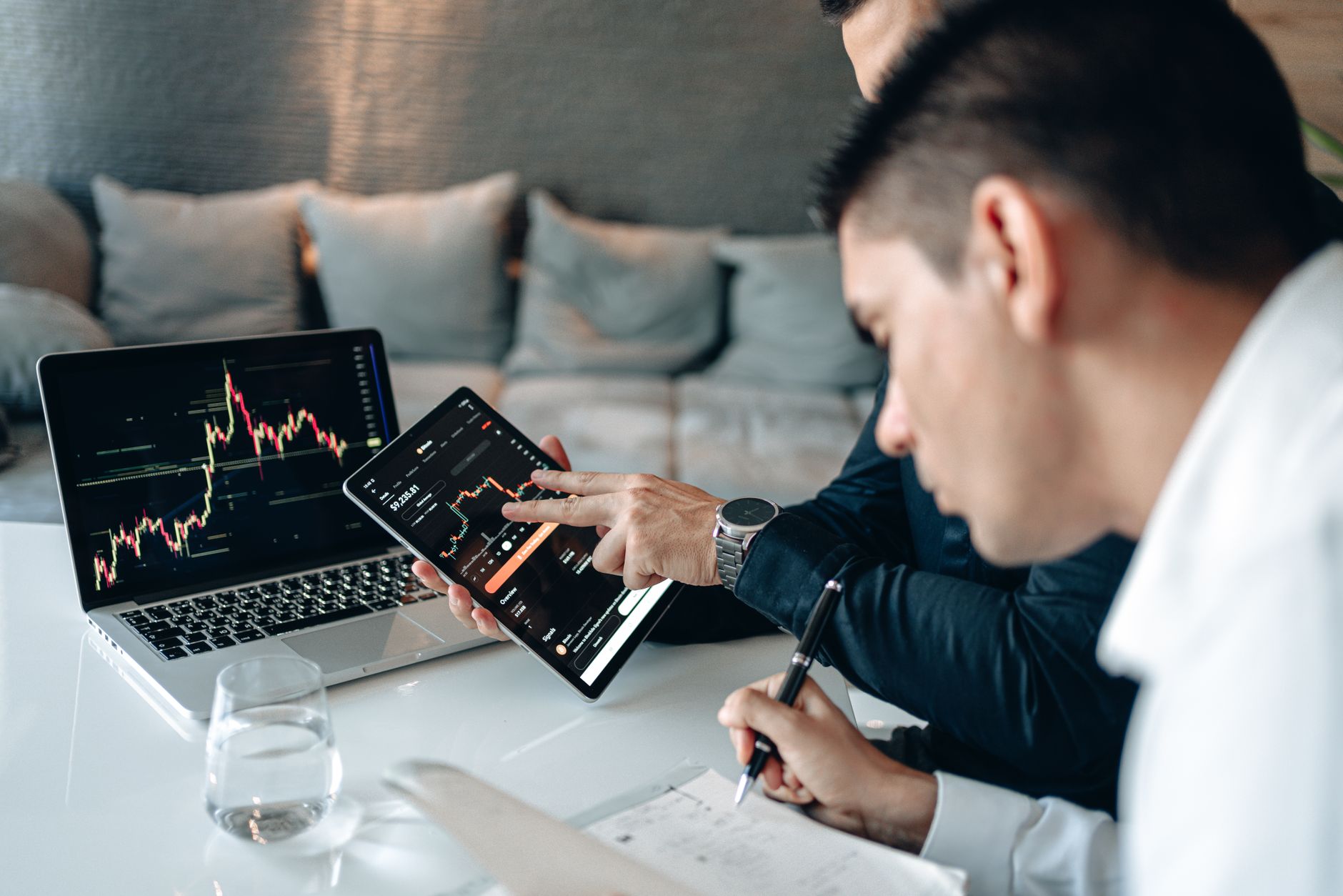 Profissional analisando dados de SEO na plataforma Mestres