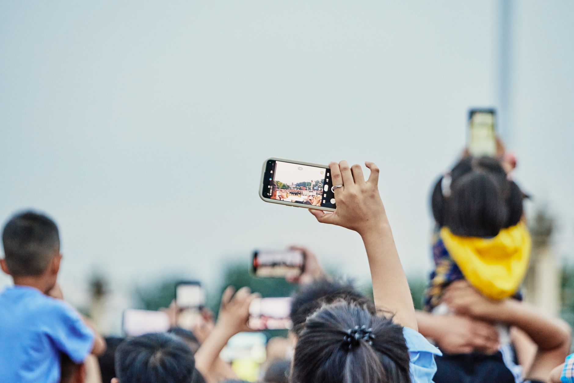 Clientes locais usando smartphones para buscar serviços