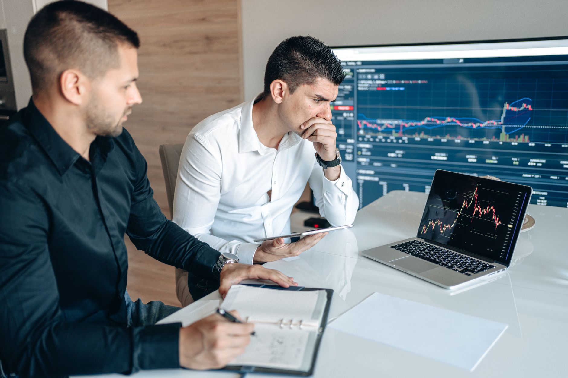 Equipe analisando relatórios de performance de campanhas
