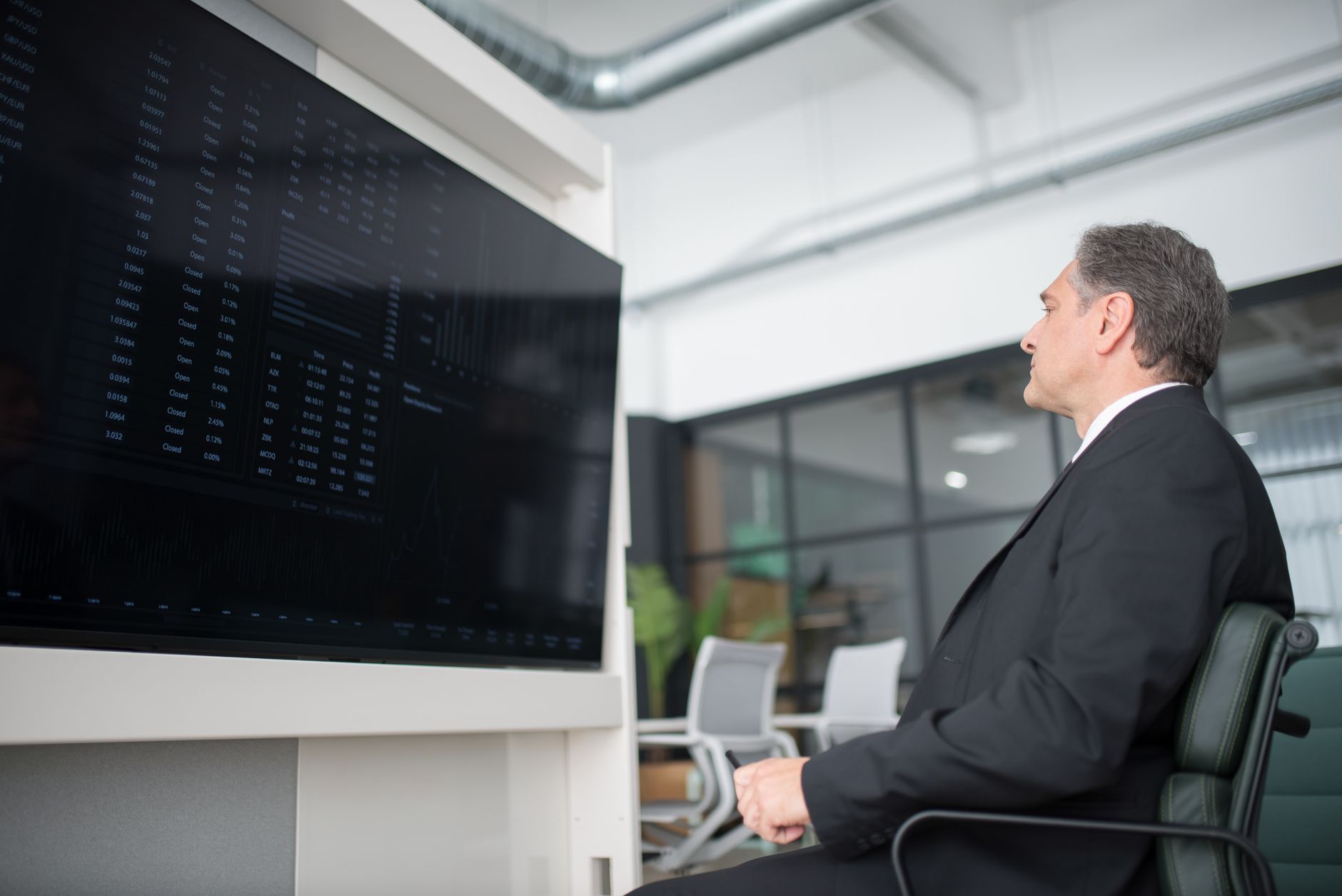 Homem analisando dados em painel eletrônico